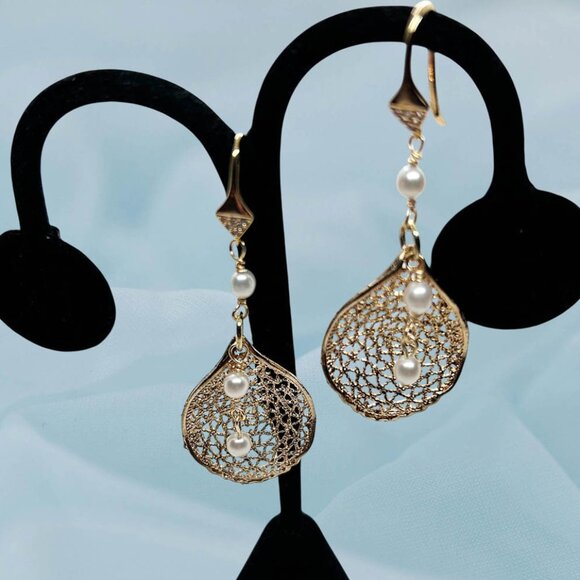 Pearl, And Mesh style Gold plated, Dangle Earrings - Picture 1 of 3